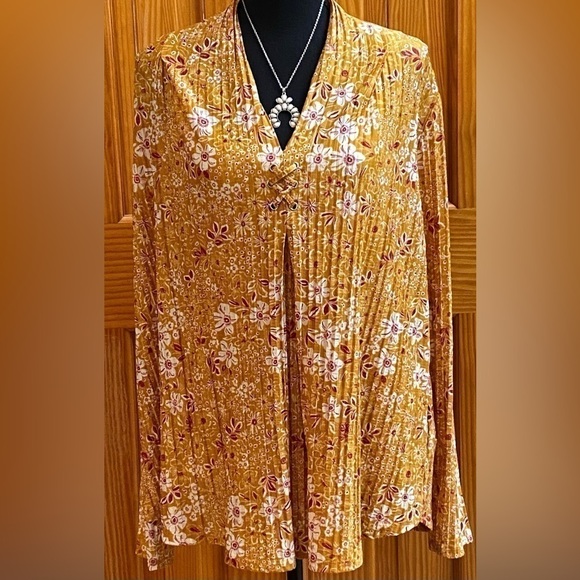 Rio & Rian Tops - NWT Women's Rio & Rian Gold V-Neck Top Long Sleeves Size Large